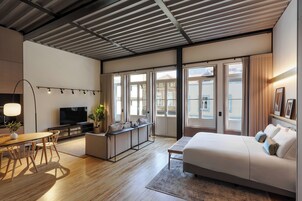 Standard Studio | Laptop workspace, blackout drapes, iron/ironing board, free WiFi