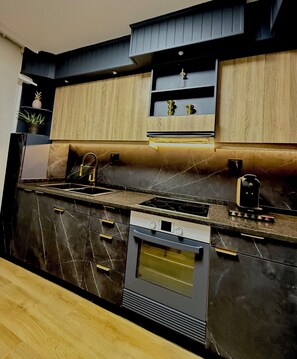 Mikrovågsugn, ugn, spishäll och grytor/köksredskap