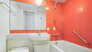A bathroom with a white sink, a mirror, a shower, and a bathtub. - Comfort Inn Himeji Yumesakibashi (Himeji)
