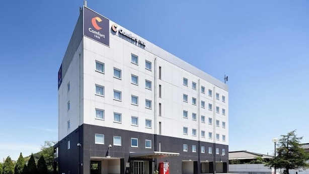 A multi-story Comfort Inn hotel with a modern design, featuring a flat facade and a prominent signage on the corner. - Comfort Inn Himeji Yumesakibashi (Himeji)