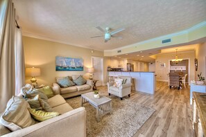 Appartement, meerdere bedden, balkon (Treasure Island 1411) | Woonruimte | Een 42-inch flatscreentelevisie met digitale zenders