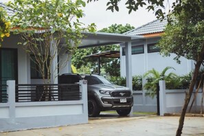 A modern house with a car parked in the driveway. - Baan Nern Khao Resort Pattaya (Pattaya)