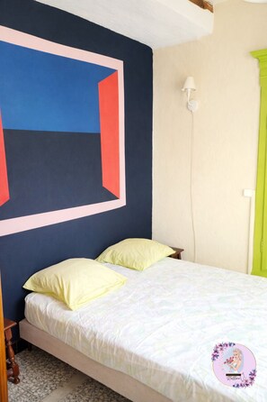 2 soverom, strykejern/-brett og sengetøy