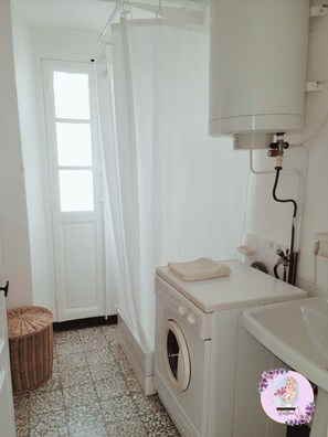 Dusj, håndklær og toalettpapir