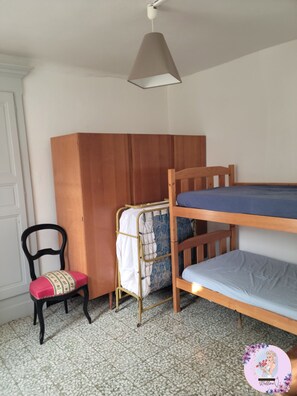 2 soverom, strykejern/-brett og sengetøy