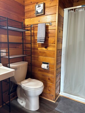 Dusj, håndklær, såpe og sjampo