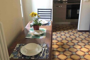 Dining - Hydrangea House Blue-apt Purple  (maslianico)