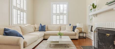 TV connectée, cheminée, livres