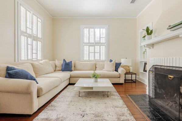 Smart-TV, Kamin, Bücher