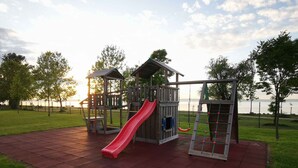 Children’s area - Holiday apartment directly on the water with beach (Siófok)
