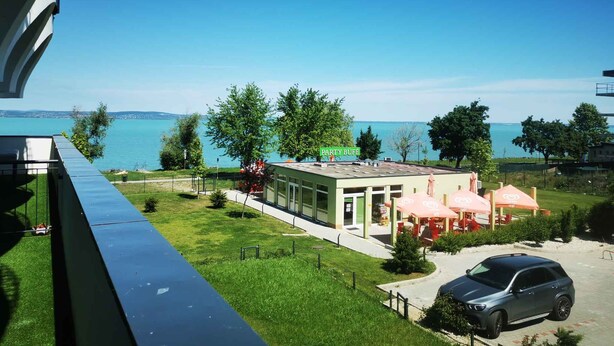 Property grounds - Holiday apartment directly on the water with beach (Siófok)