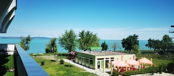 Vakantiewoning direct aan het water met een gratis strand