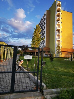 المنطقة المحيطة بالمنشأة