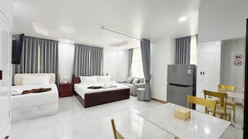 Habitación triple familiar, vista a la ciudad | Ropa de cama de alta calidad, camas con pillow-top y insonorización