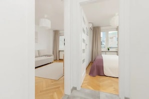 1 dormitorio, tabla de planchar con plancha, wifi y ropa de cama