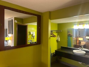 Shower, hair dryer, towels, soap - Marifah Inn Salina (Salina)