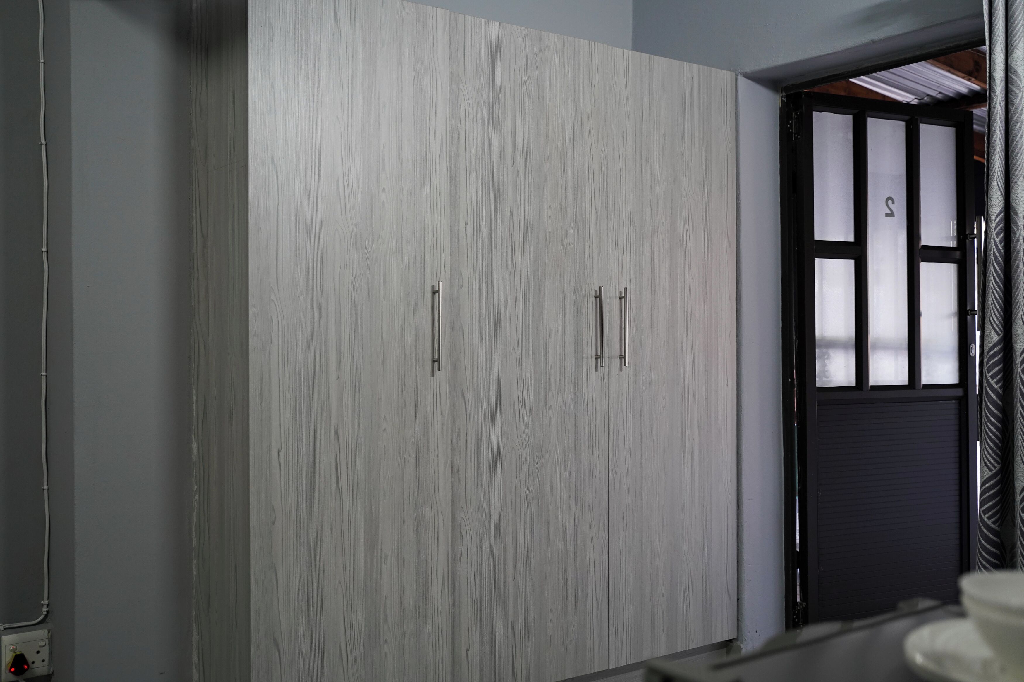 Escritorio y espacio para trabajar con laptop 