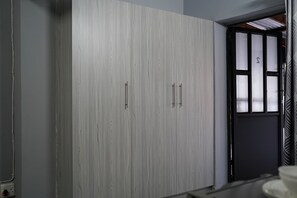 舒適客房, 泳池景觀 | 書桌、筆電工作空間、熨斗/熨衣板、免費無線上網