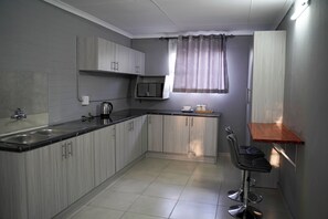 Deluxe Apartment, Garden View | Private kitchen