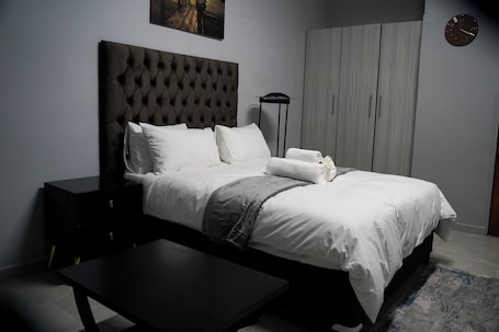 Chambre Familiale, vue piscine | Bureau, espace de travail pour ordinateur portable. Aqua Guest House