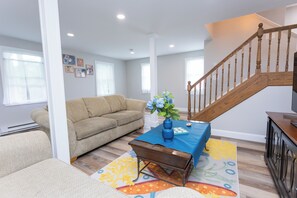 Smart TV - NEW LISTING Walk to Beach/Narrow River/ Beachside Getaway in Narragansett.
 (Narragansett)