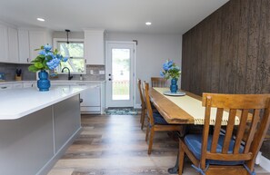 Dining - NEW LISTING Walk to Beach/Narrow River/ Beachside Getaway in Narragansett.
 (Narragansett)