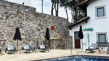 Una piscina al aire libre