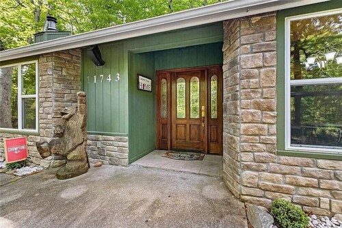 Cozy 4-bedroom house at beautiful Beaver Lake with fire pit and nice patio!