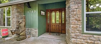 Cozy 4-bedroom house at beautiful Beaver Lake with fire pit and nice patio!