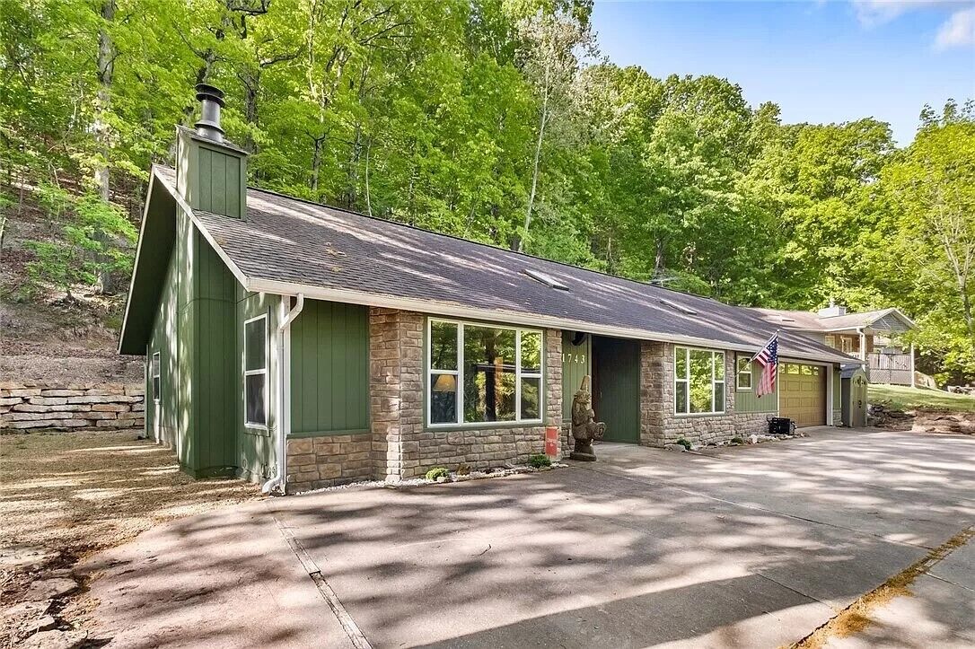Cozy 4-bedroom house at beautiful Beaver Lake with fire pit and nice patio!