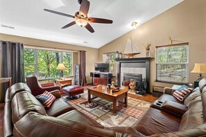 Smart TV, books - Cozy 4-bedroom house at beautiful Beaver Lake with fire pit and nice patio! (Garfield)