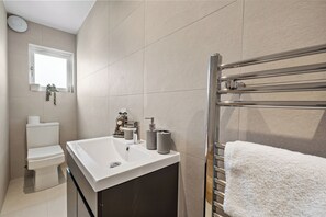 House | Bathroom | Combined shower/tub, free toiletries, hair dryer, towels - Sebright House (Barnet)
