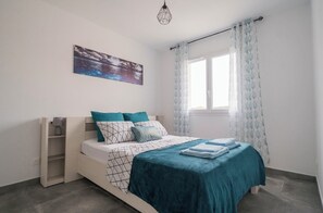 3 bedrooms, iron/ironing board, free WiFi, bed sheets