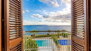 Ein Balkon mit Meerblick und einem Schwimmbad.