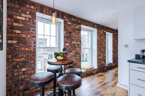 NEW! Stunning City Centre Flat, Amazing Location!