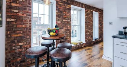 NEW! Stunning City Centre Flat, Amazing Location!