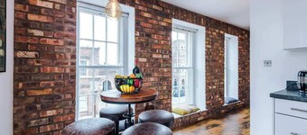 NEW! Stunning City Centre Flat, Amazing Location!