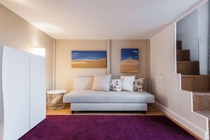 公寓, 陽台 | 起居區 | 35-吋電視，提供數位頻道