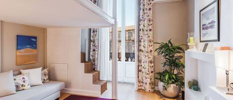 Appartement, balcon | Aire de séjour | Téléviseur de 35 po avec télévision numérique