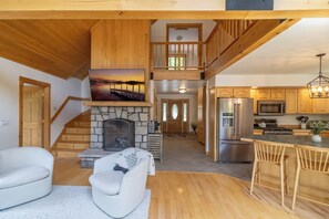 Älytelevisio, takka, videopelejä, pöytätennispöytä