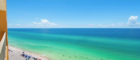 En la playa y playa de arena blanca