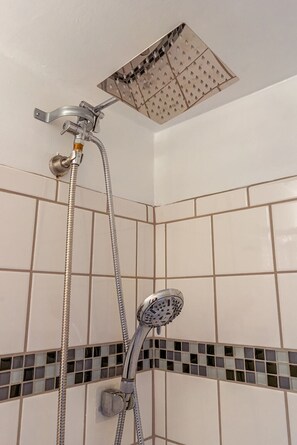 Hårtørrer, håndklæder, Sæbe, Toiletpapir