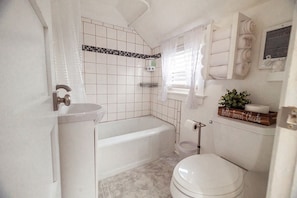 Sèche-cheveux, serviettes fournies, savon, papier toilette