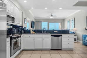 Condo, Plusieurs lits, balcon, vue sur l’océan (Treasure Island 0506) | Cuisine privée | Réfrigérateur, four à micro-ondes, un four, surface de cuisson