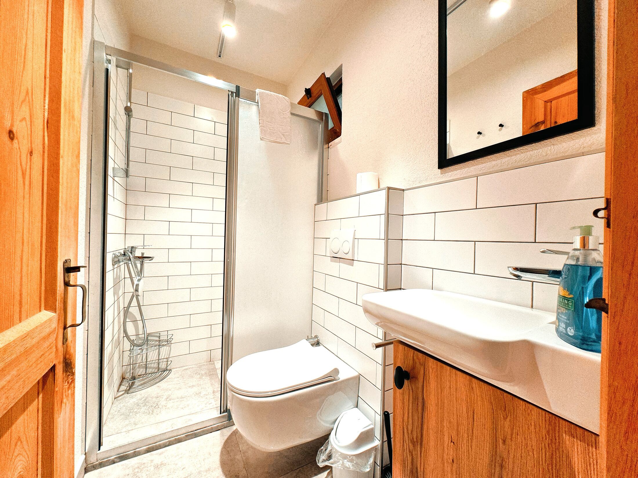 Un baño con ducha, inodoro y lavabo.