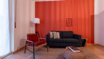 Huoneisto, parveke | Oleskelualue | 32–tuumainen taulutelevisio, jossa kaapelikanavat