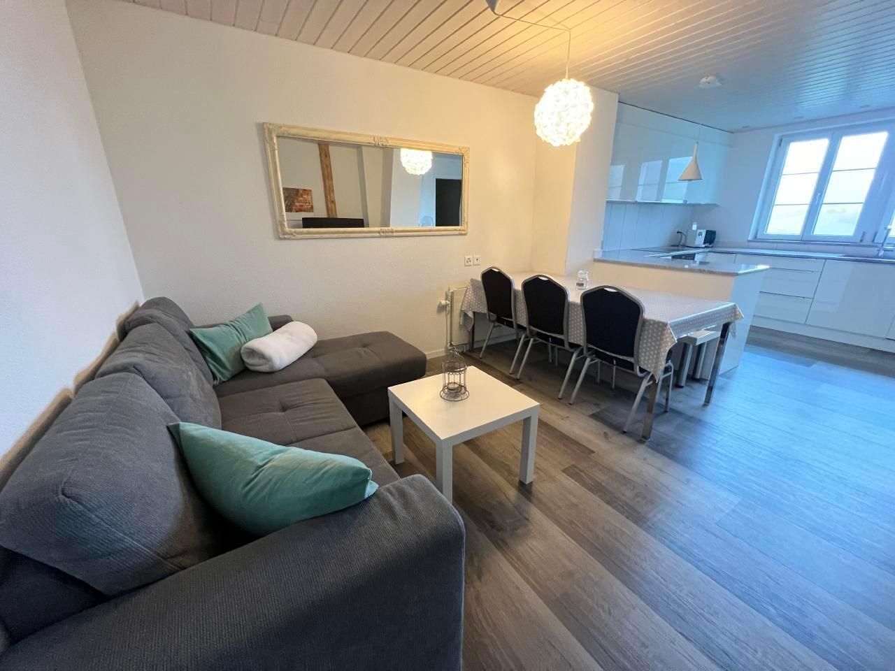 Fernseher, DVD-Player, Tischtennisplatte