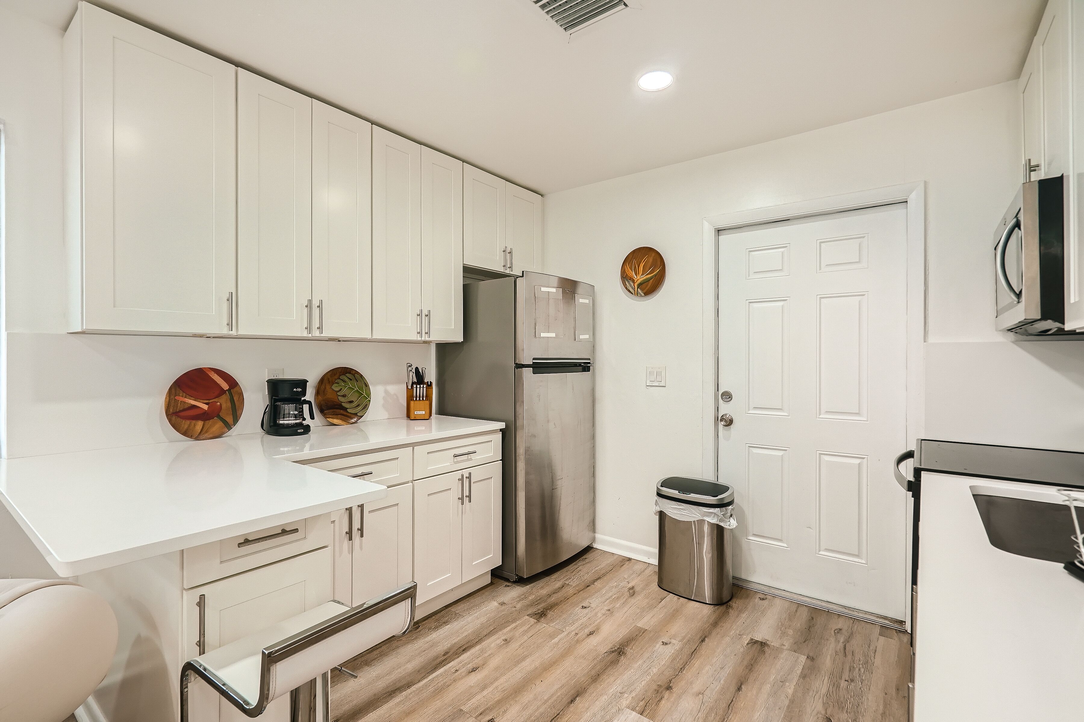 Full-sized fridge, microwave, oven, stovetop