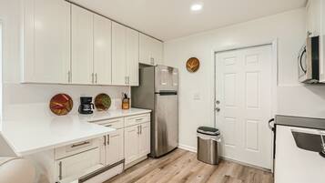 Full-sized fridge, microwave, oven, stovetop