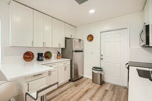 Full-size fridge, microwave, oven, stovetop